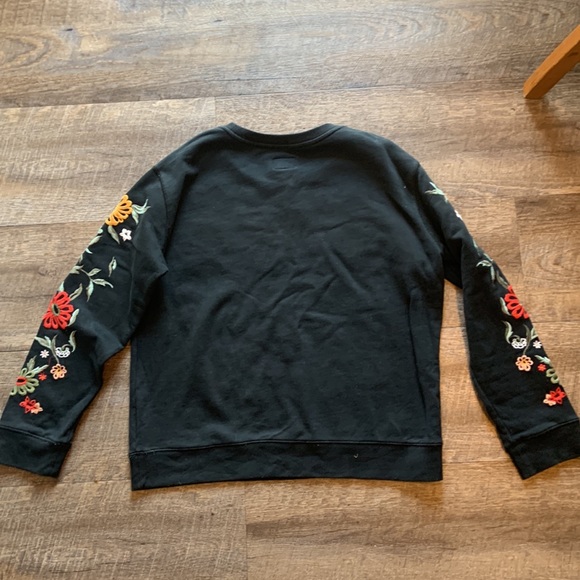 Driftwood Teddy Floral Embroidered Crewneck - Picture 7 of 9
